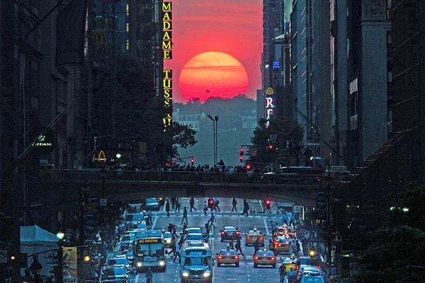 11. Yılda iki kez Güneş, New York sokaklarıyla harika bir şekilde hizaya gelir. Buna Manhattanhenge denir.