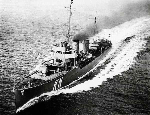 12. İkinci Dünya Savaşı'nda Almanlar tarafından kullanılmalarını önlemek için Hollandalılar kendi gemilerinin çoğunu bile isteye batırmışlardır.