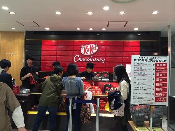 10. Japonya'da KitKat gurmelerine özel, içinde yüzlerce çeşit KitKat bulabileceğiniz bir mağaza bulunuyor.