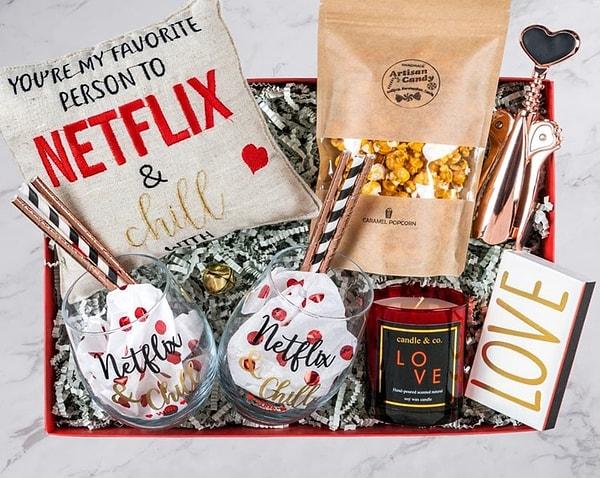 13. BONUS: Canımız Netflix sen olmasaydın n'apardık! Bu aşırı tatlı kutuyu bir sevdiğinize (veya kendinize - yani aslında kendinize) hediye edebilirsiniz 🎈