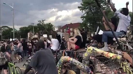 Видео с акции протеста в Детройте, которая больше похожа на вечеринку