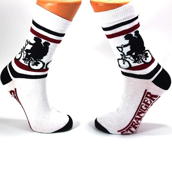 10. Sneaker içine uzun çorap modası şortlar gelince daha bi' dikkat çekici oldu. Peki bu Stranger Things çoraplara ne demeli?