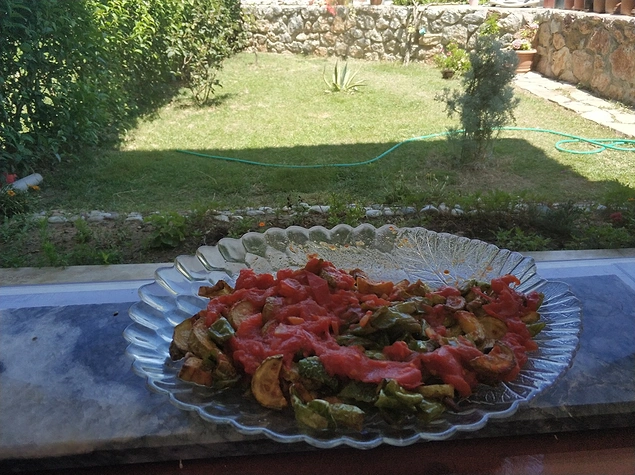 Yazın resmi yemeği kesinlikle ve kesinlikle mis gibi sebzelerden yapılan karışık kızartmadır. O sarımsaklı domatesin kokusu insanın bedenini öyle bir sarar ki, özellikle denizden geliyorsanız cenneti müjdelemişler gibi hissedersiniz.