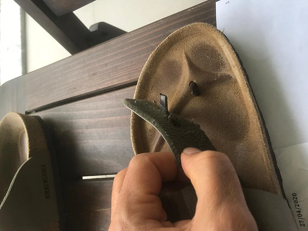 Parmak arası terlikler en olmadık zamanda kopmazsa o tatili hiçbir geçerliliği yoktur. Gerçekten de üreticiler bunun kopma zamanını nasıl hesapladılarsa mutlaka ama mutlaka saçma sapan bir anda kopar o terlik.