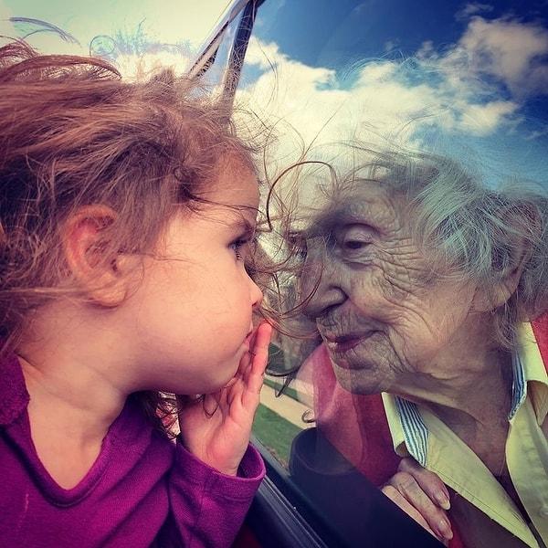 1. Küçük kız camdan büyük büyükannesine öpücükler gönderiyor.