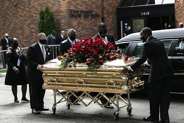 Похороны Флойда будут проведены завтра.