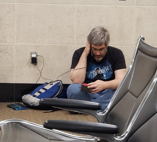 5. "Bu adam telefondan çocuğuna kitap okuyor ve bu durum bana annemi hatırlattı. Umarım bir gün ben de böyle bir ebeveyn olurum."