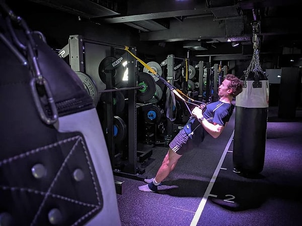 Хьюго начал эксперимент с весом 84 кг с 13% жира, и в конечном итоге весил на 2 кг меньше, и урезал процент жира до 12%