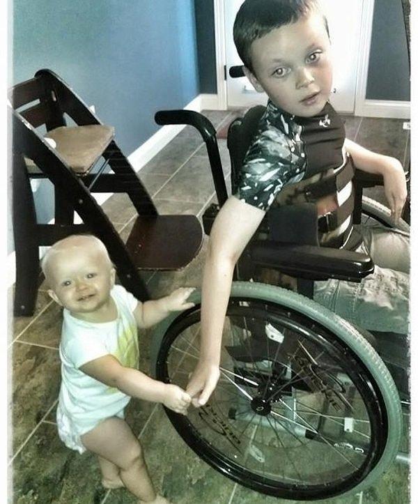 20. "Küçük kardeşine tekerlekli sandalyesinden yürümeyi öğreten abi:"