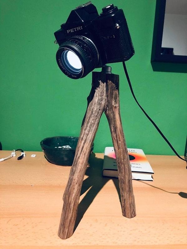 11. Kırılmış kameradan yapılmış olan masa lambası.
