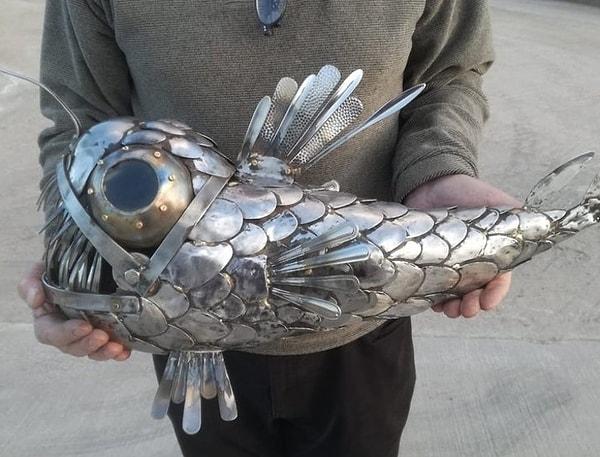 18. Çatal bıçak takımından yapılmış olan balık.