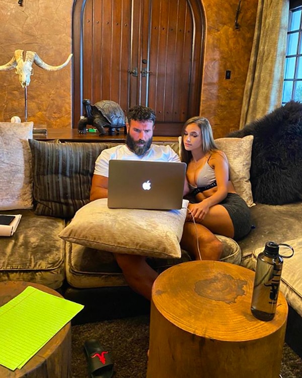 Внезапно он решает написать автобиографию. В качестве доказательств, Дэн фотографирует процесс и выкладывает снимки в соцсети.