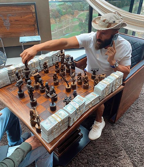 Он говорит, что заплатит 5 тысяч долларов тому, кто придумает самое оригинальное название написанной им автобиографии.