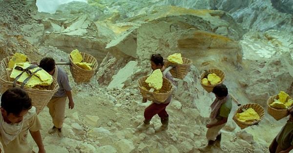 19. Görüntüler bir anda zor şartlarda çalışan maden işçilerine geliyor. Ve bilmediğimiz dünyalarda insanların yaşadığı zorluklar bir şekilde yüzümüze çarpıyor.