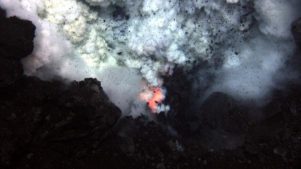 4. Çoğu volkanik patlama okyanus yüzeyinin altında gerçekleşir.