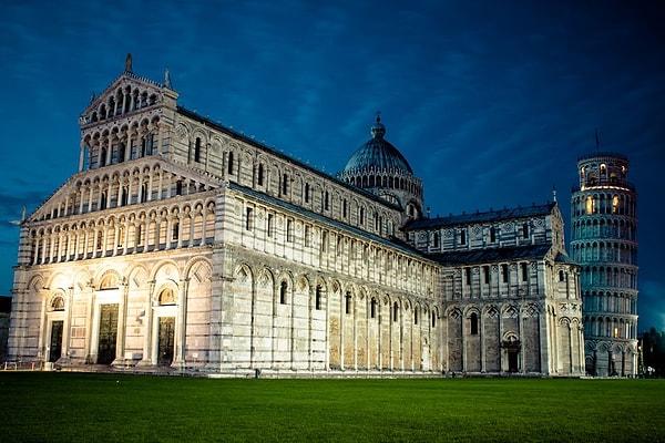 İtalya’nın Toscana bölgesinde bulunan Pisa Katedrali ve ünlü eğik çan kulesi, Romanesk mimarinin özellikle Pisan Romanesk olarak bilinen stilin önemli bir örneği...