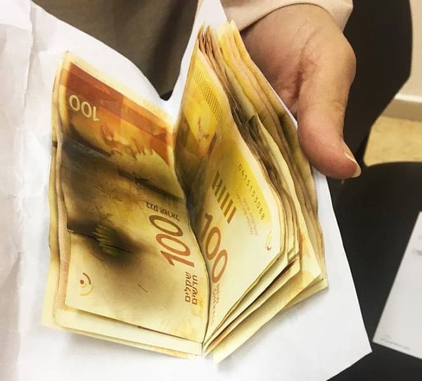 3. Это то, что случится с деньгами, если вы попытаетесь их дезинфицировать в микроволновке.