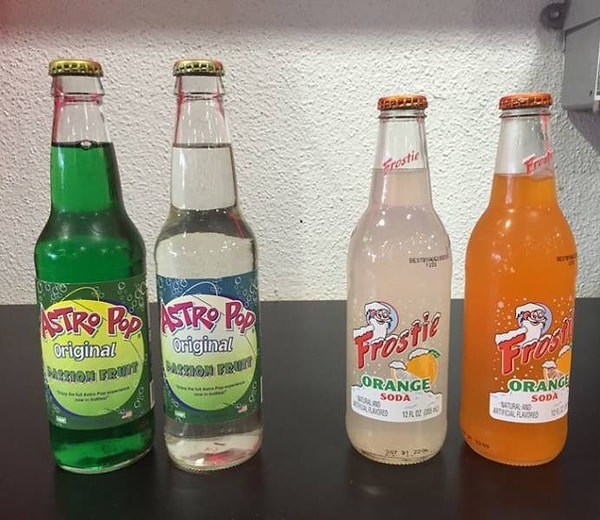 11. Что происходит с бутылками газировки (две бутылки посередине), когда они проводят несколько недель в витрине магазина при ярком солнечном свете.