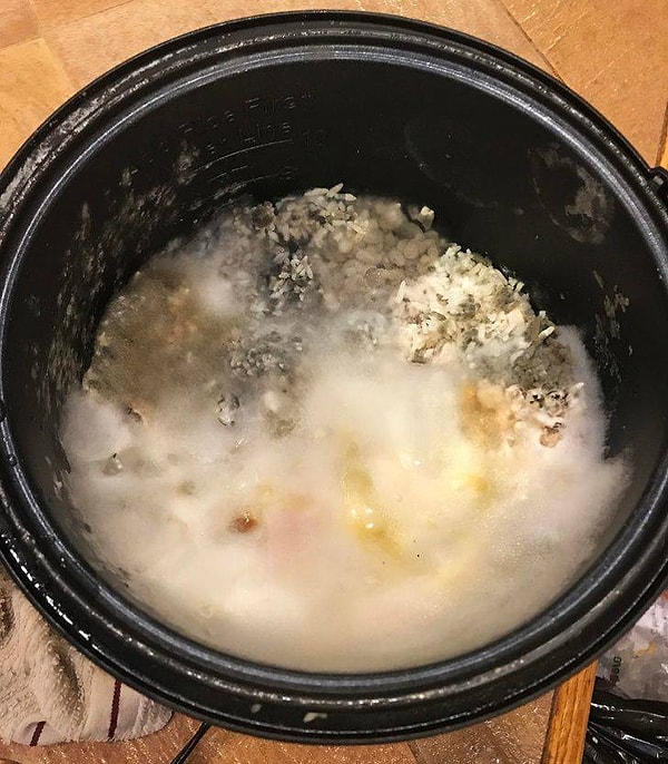 19. Вот что происходит с рисом после того, как его оставляют в рисоварке на неделю.