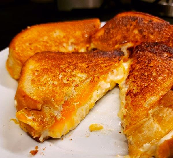 4. Sıradan tostlardan sıkılanlar için: Disneyland kızarmış peynirli sandviç