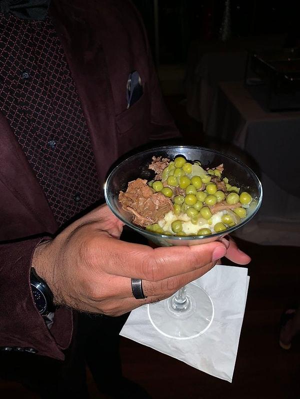 18. "Yılbaşı partisinde Martini bardağında servis edilen patates püresi, bezelye ve biftek"
