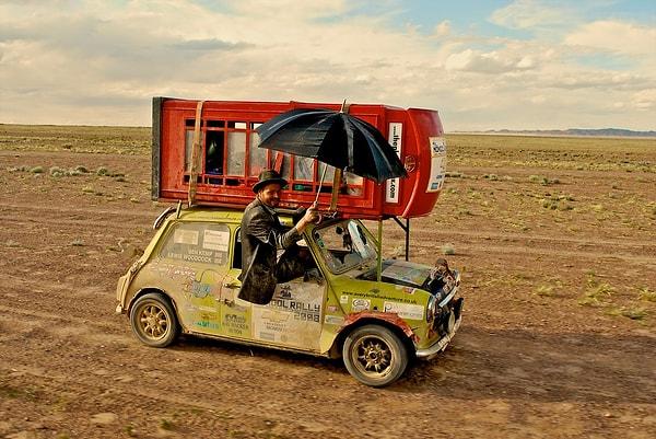 2. "Moğol Rallysi" isimli yarışta dünyanın çeşitli ülkelerinden yarışmacılar 100 dolarlık araçlarla binlerce kilometre teperek Moğolistan'a seyahat ederler.