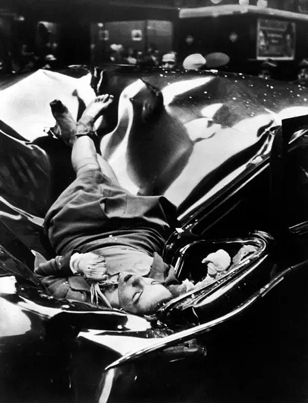 15. 23 yaşındaki Evelyn McHale'in Empire State Binası'ndan atlayarak ihtihar ettikten sonra çekilen fotoğrafı, 1947.