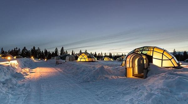 Camdan yapılmış iglo şeklindeki odalar tatilinizi unutulmaz hale getiriyor.