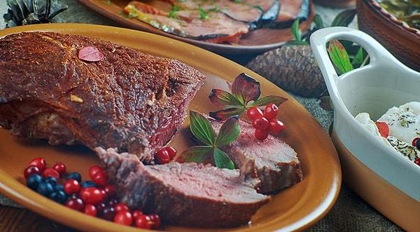 Laponya'ya has lezzetlerden biri olan ren geyiği eti, ziyaretçiler için farkı bir yemek deneyimi sunuyor.
