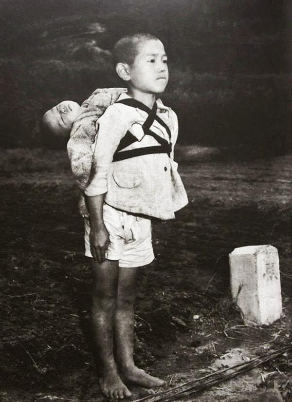 5. Savaş sırasında ölen kardeşini krematoryuma sırtında taşıyan küçük bir çocuk.