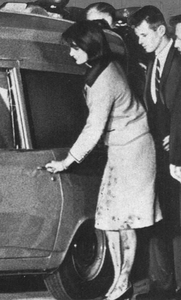 2. Jacqueline Kennedy, eşi John F. Kennedy öldürüldüğünde üzerinde olan pembe takımıyla, kan lekeleri içinde.