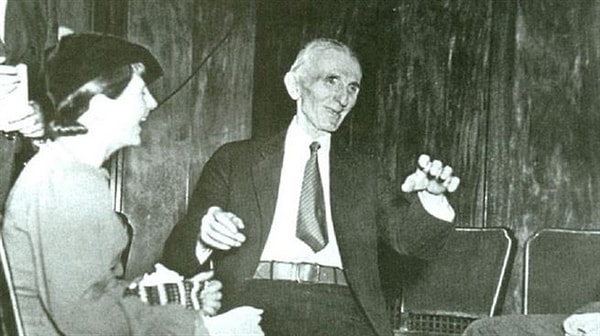 13. Николе Тесле однажды удалось обмануть целую группу людей. Он заставил их поверить, игрушечную лодка может перемещаться по голосовому приказу.