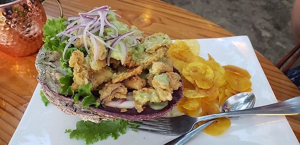 6. Вегетарианское блюдо в этом ресторане подается в ракушке мертвого морского существа