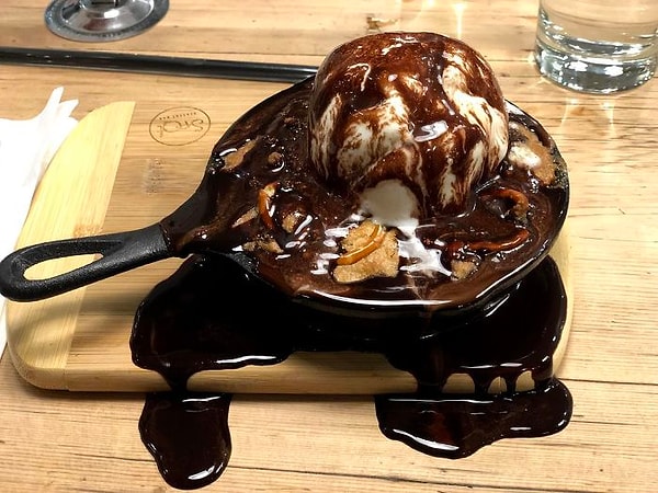 14. Соус, проливающийся на мои колени - это то что не попало в кадр