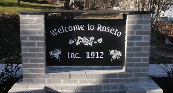 Rosetolular yaşam felsefeleriyle dünyaya örnek oldular ve şimdi bu kasaba her yıl ziyaretçi akınına uğruyor.