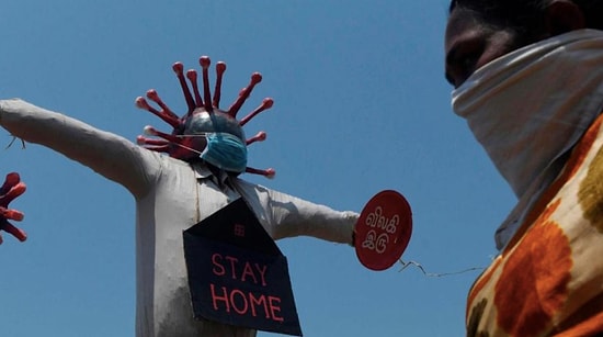 Целитель в Индии, который утверждал, что может исцелить с помощью поцелуя, умер от коронавируса