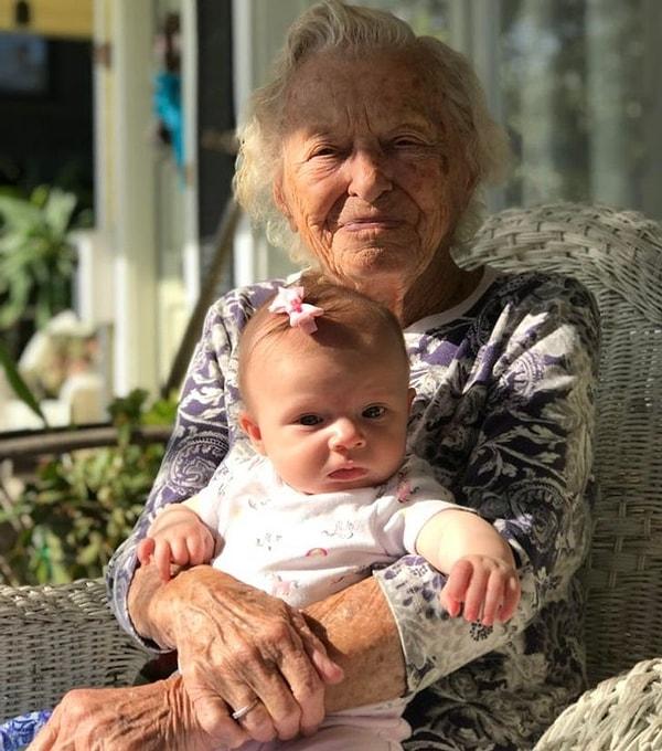 11. "99 yaşındaki annem 4 aylık kızımla birlikte olduğu bu fotoğraftan sonra 100 yaşında 1 hafta kala vefat etti."