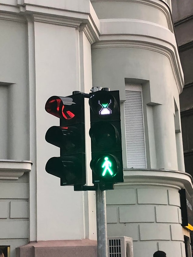 18. "Sırbistan'daki trafik lambalarında kum saati var."