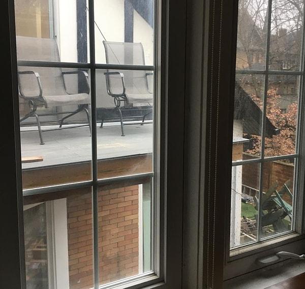 10. "Yan komşum direkt benim odamı gören balkonuna sandalye koymuş."