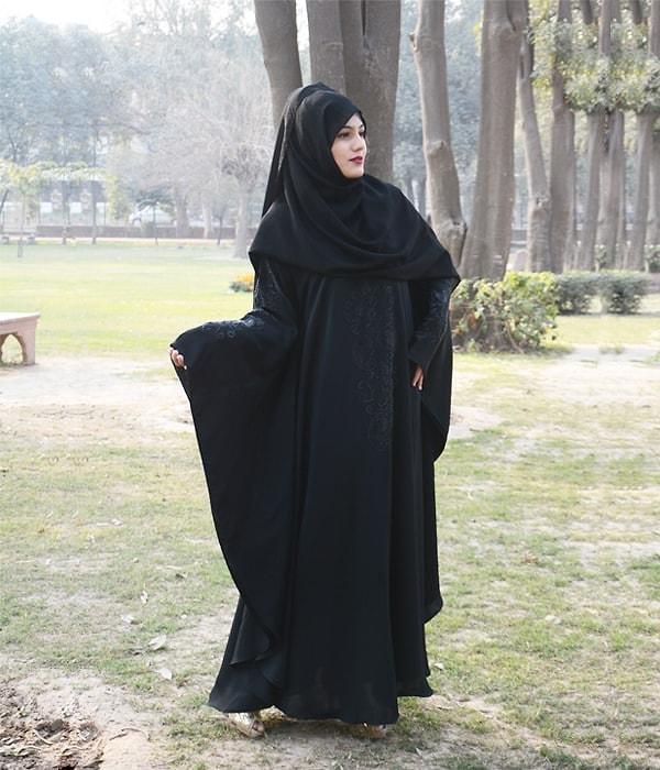 1. "Suudi Arabistan'a gittiğimde, beni ilk karşılayan ve ilk şaşırdığım şey bütün kadınların siyah çarşaf giyiyor olmasıydı. Müslüman olmama rağmen bile orada olduğum her gün bu kıyafeti giymek zorunda kaldım. Burada yaşayan kadınların normal kıyafetler ile dışarı çıkması yasak."