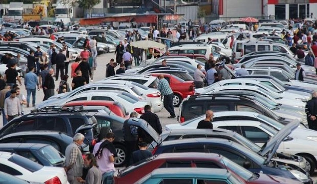 Konut sektörü almış başını ortalığı dağıta dağıta giderken araba piyasası da yerinde saymayacaktı elbette. İkinci el arabaların fiyatları da tahmin edeceğiniz gibi uçtu. Tutana aşk olsun...
