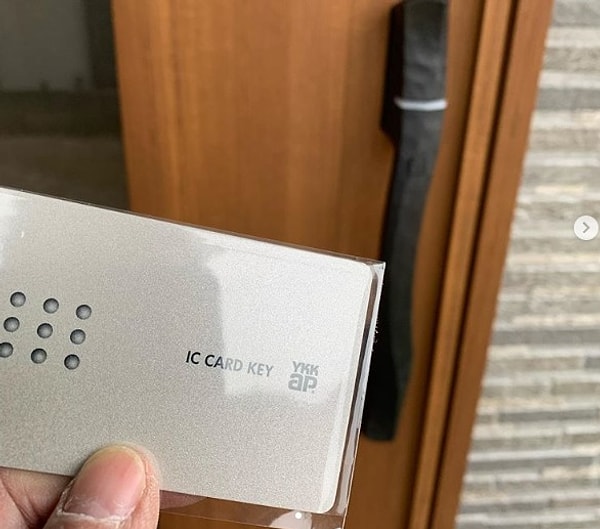 Входные двери открываются не с помощью ключа, в с помощью смартфонов.