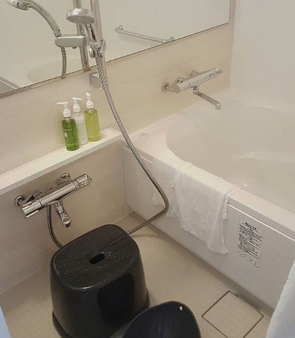 Японцы часто принимают душ сидя, и в ванных комнатах также есть секции без ванны.