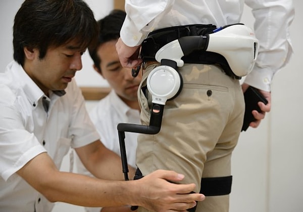 Вместо инвалидных колясок, пожилым людям помогают небольшие аппараты, которые облегчают им ходьбу.