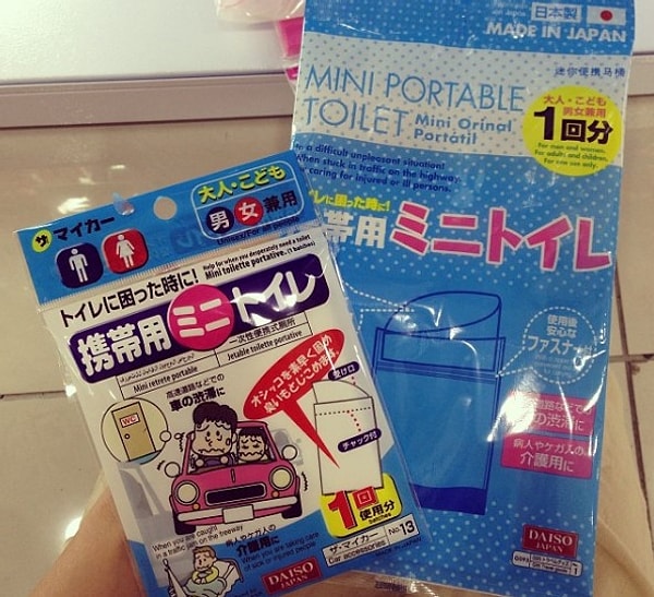 Японцы используют специальные одноразовые пакеты, которые поглощают запах и превращают жидкость в гель, в качестве туалета в экстренных случаях.