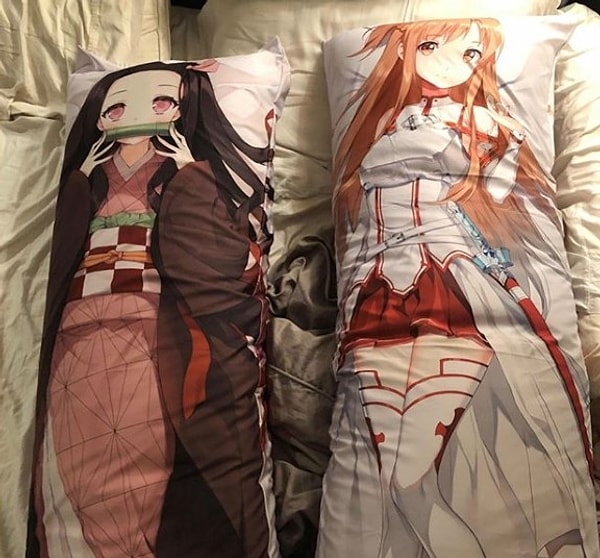 Одинокие взрослые обнимаются с гигантскими подушками с фотографиями знаменитостей, которых они любят.