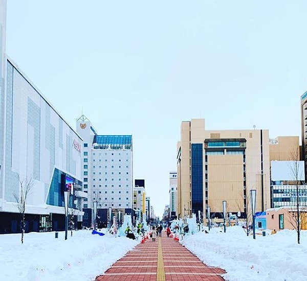 В зимнее время улицы и тротуары обогреваются.