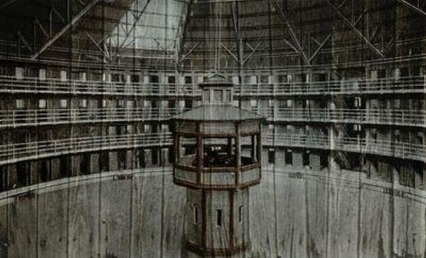 Bu cezaevi projesinin merkezinde gözetleme kulesi bulunuyordu.