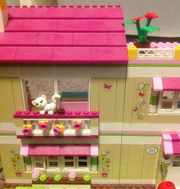 8. "5 yaşındaki oğluma kızların lego setiyle oynayabileceğini söyledim, koyduğu ilk parça bu oldu."