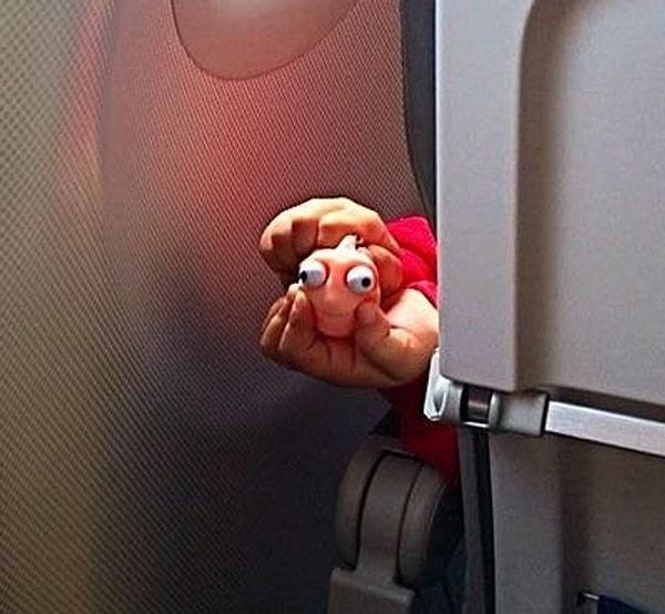 9. "Görünüşe göre bu uçuşta önümüzde küçük bir çocuk oturuyor."